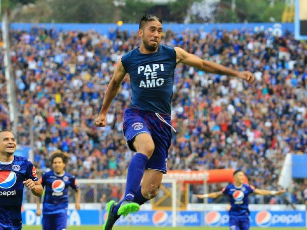 Santiago Vergara celebrando uno de sus goles en Honduras
