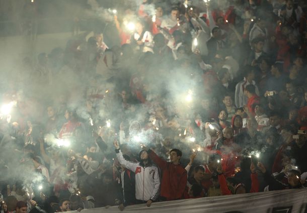 Iluminados por los fuegos: mirá el impresionante recibimiento de los hinchas de River