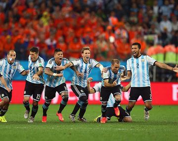 Fue tal su amor por el fútbol que fue subcampeón del mundo y hoy representa futbolistas.