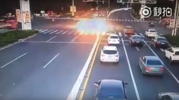 video: impactante momento de la explosion de una camioneta en china video: impactante momento de la explosion de una camioneta en china