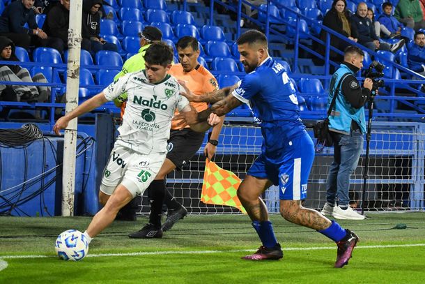Con un penal errado sobre la hora, Vélez cayó de local con Sarmiento de Junín y se complica