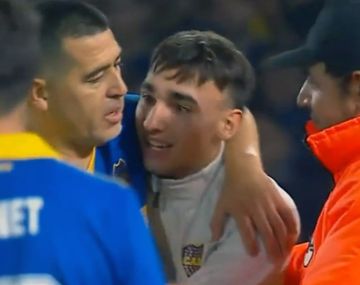 Quién es el hincha que entró a la cancha de Boca para abrazar a Riquelme