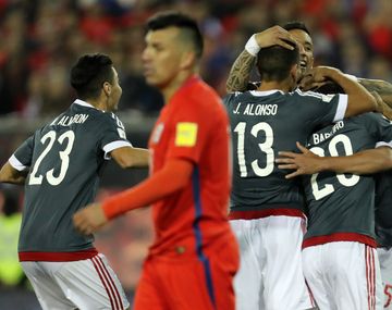 El festejo de los paraguayos; sufre Gary Medel