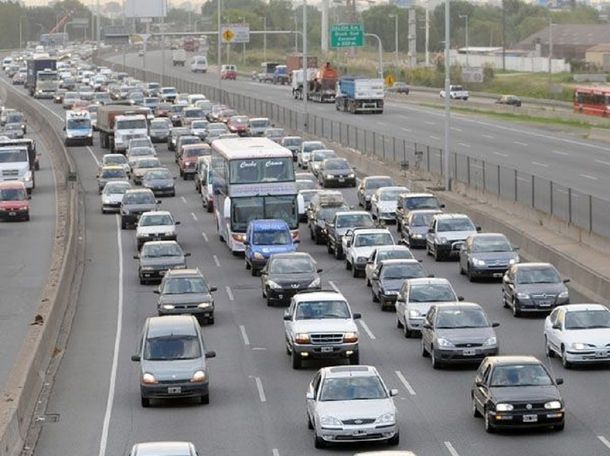 Por un choque fatal, hay 10 kilómetros de demora en la Autopista del Oeste