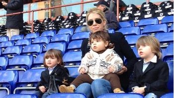 el extremo glamour de wanda y sus hijos para ir a la cancha el extremo glamour de wanda y sus hijos para ir a la cancha