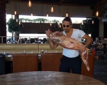 Salt Bae lo hace de nuevo: ahora bailó con un lechón