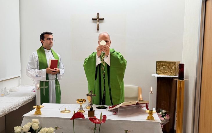 El Vaticano publicó la primera foto del papa León XIV tras la operación del tumor maligno de pulmón