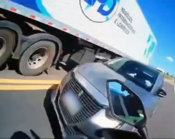 Identifican al conductor que casi choca de frente a un motociclista en la ruta: el pedido de la ANSV