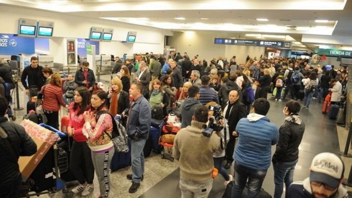 Caos En Aeroparque Y Ezeiza 55 Vuelos Cancelados Y Más De 6 Mil Pasajeros Afectados Por Un Paro 6988