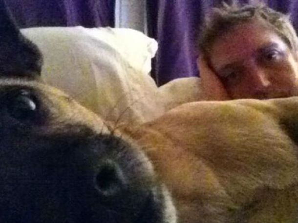 Insólito: escribió en Facebook que quería casarse con su perro y lo echaron del trabajo