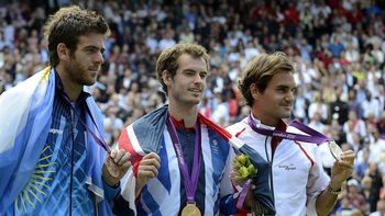 El tenista argentino Juan Martin Del Potro medalla de bronce, el británico Andy Murray, medalla de oro, y el suizo Roger Federer, medalla de plata, posan durante la ceremonia d El tenista argentino Juan Martin Del Potro medalla de bronce, el británico Andy Murray, medalla de oro, y el suizo Roger Federer, medalla de plata, posan durante la ceremonia d