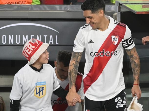 Enzo con Enzo: el emotivo momento del niño que entró a la cancha con los jugadores de River