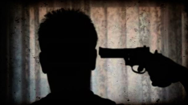 Amores que matan: dos amigos jugaron a la ruleta rusa por una mujer