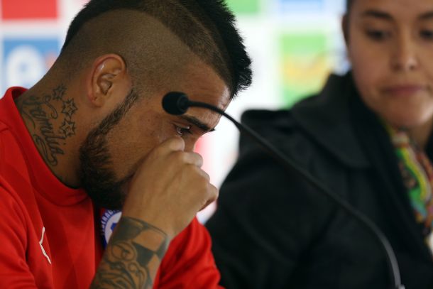 Por emborracharse en un bautismo, la figura de Chile probó las mismas disculpas