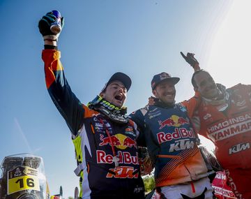 El piloto Sam Sunderland celebra su victoria en el Dakar