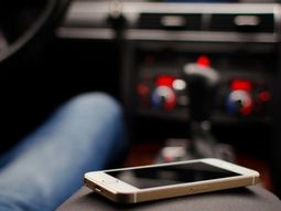 Olvidó el celular en un taxi y descubrieron que era un pedófilo Olvidó el celular en un taxi y descubrieron que era un pedófilo