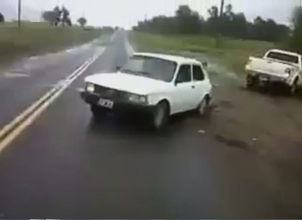 VIDEO: Un pequeño auto sacó del barro a una camioneta