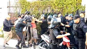 violenta agresion de la policia federal a un camarografo de tv en el congreso violenta agresion de la policia federal a un camarografo de tv en el congreso