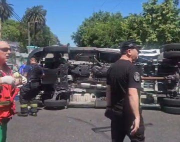 Volcó un móvil de traslado de la Policía de la Ciudad y tres efectivos resultaron heridos