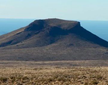 El volcán se encuentra a unos 40 kilómetros de Rincón de los Sauces, en la provincia de Neuquén