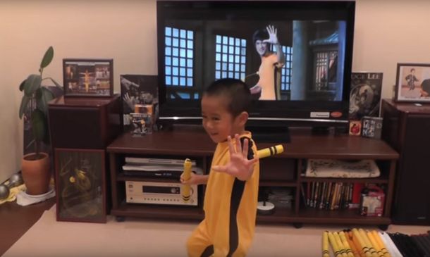 Un nene imita a Bruce Lee&nbsp;