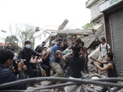 nepal: casi 2.000 muertos y mas de 4.500 heridos por el devastador terremoto nepal: casi 2.000 muertos y mas de 4.500 heridos por el devastador terremoto