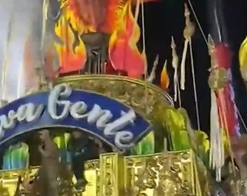 Carnaval pasado por fuego: así se incendió una enorme carroza en Rio de Janeiro