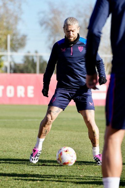 Papu Gómez volvió a entrenar en Sevilla tras lesión sufrida en el Mundial