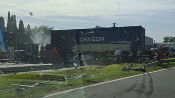 choque fatal en campana entre dos autos y dos camiones: hay al menos cinco muertos choque fatal en campana entre dos autos y dos camiones: hay al menos cinco muertos