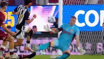 Nahuel Losada y una atajada que quedará en el recuerdo. Nahuel Losada y una atajada que quedará en el recuerdo.