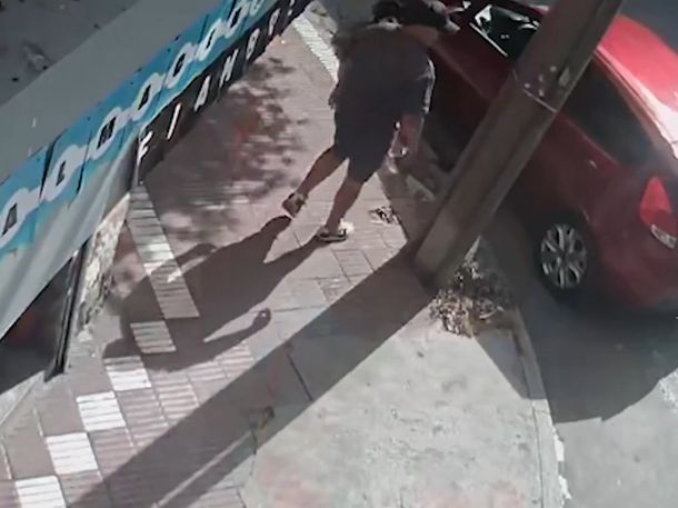 Video: bajó a comprar a un almacén y le robaron el auto con su beba adentro