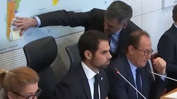 fuerte reclamo del embajador argentino en francia, ian sielecki, por las islas malvinas: ese mapa fuerte reclamo del embajador argentino en francia, ian sielecki, por las islas malvinas: ese mapa