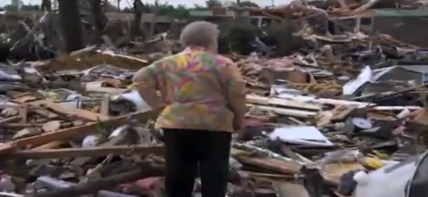 VIDEO: Víctima del tornado encuentra a su perro vivo entre los escombros