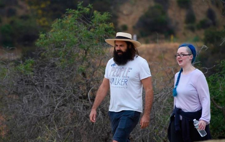 Paseador de gente: un triste oficio que comenzó a crecer en Estados Unidos