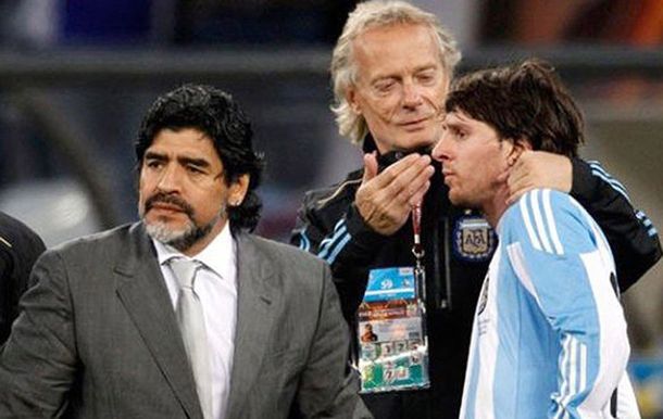 Messi junto a Maradona y Signorini en Sudáfrica 2010.