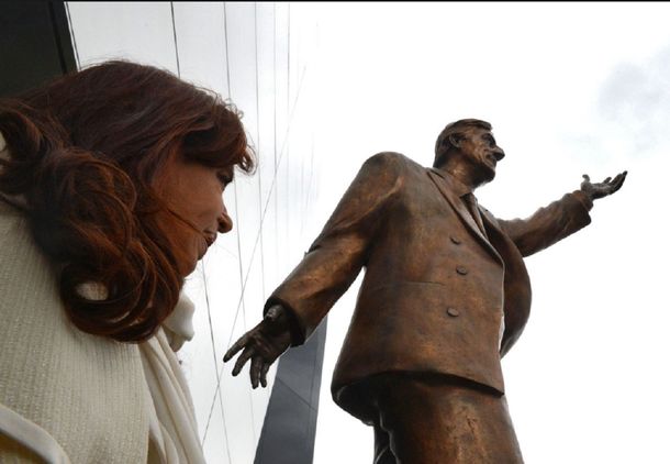 Ecuador: sacarán la estatua de Néstor Kirchner de la sede de la Unasur