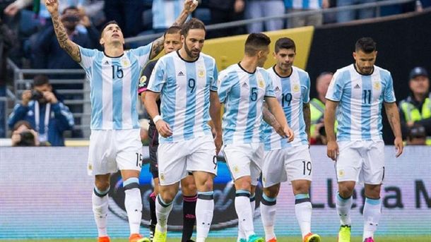 Víctor Cuesta (festeja su gol), Gonzalo Higuaín, Matías Kranevitter, Éver Banega y Sergio Agüero. Víctor Cuesta (festeja su gol), Gonzalo Higuaín, Matías Kranevitter, Éver Banega y Sergio Agüero.