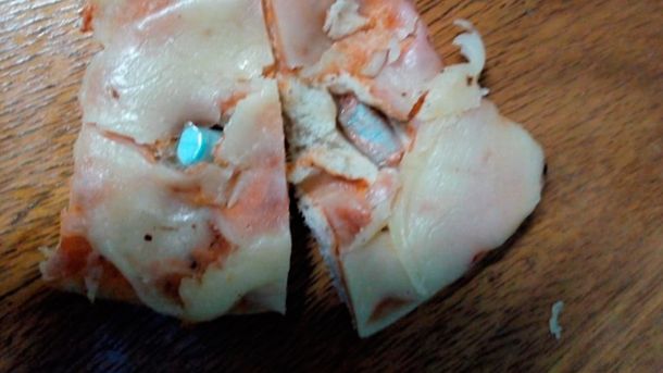 Quiso ingresar a la cárcel una pizza con marihuana y pastillas