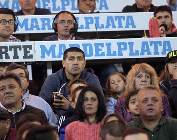 ¿Casualidad? Riquelme ingresó al estadio Minella en el minuto 10