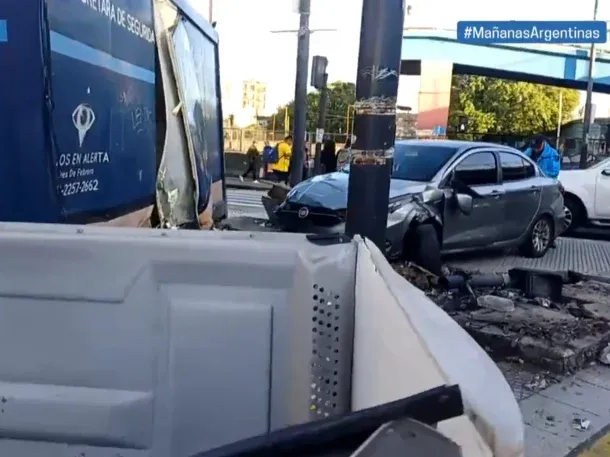 Accidente en Liniers: un auto se incrustó en una garita policial