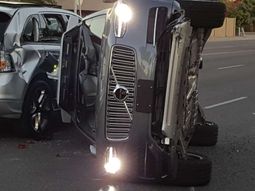 Chocó y volcó un vehículo de Uber que se manejaba solo Chocó y volcó un vehículo de Uber que se manejaba solo