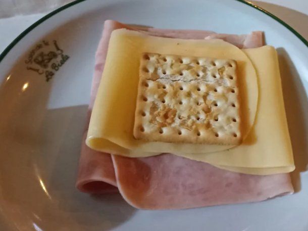 Pidió una galletita de agua con jamón y queso y le cobraron una fortuna: Un robo