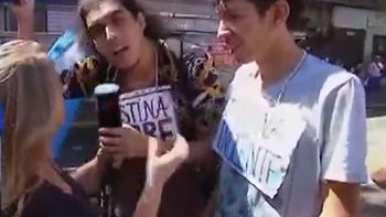 el fuerte cruce de un manifestante con la cronista de tn: te quema la bandera de argentina el fuerte cruce de un manifestante con la cronista de tn: te quema la bandera de argentina