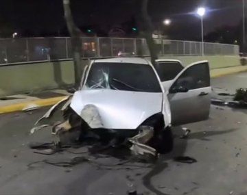Así chocó contra un árbol un auto en Haedo
