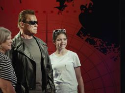 video: terminator asusto a turistas video: terminator asusto a turistas
