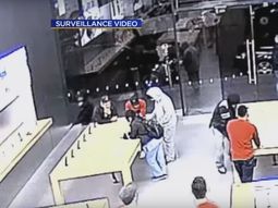 Dos grupos de delincuentes roban un local de Apple en segundos