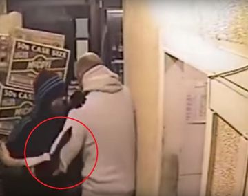 El dueño de un local pelea con un delincuente que tenía un cuchillo