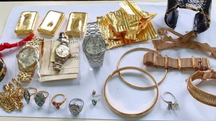 Ezeiza: una azafata intentó volar con dos kilos de oro en joyas y lingotes