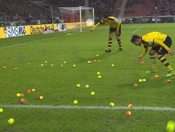 Esto no es tenis: la insólita protesta de hinchas del Borussia Dortmund
