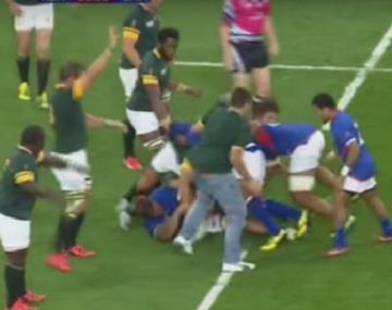 VIDEO: Un intruso en medio de un partido de rugby